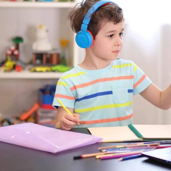 elementary virtual school child looking at laptop screen and showing 2 fingers up